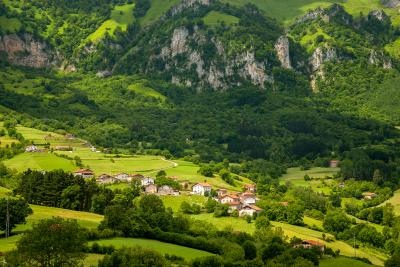 Paisaje verde con pueblo